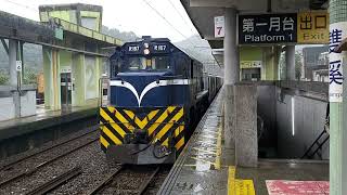 7527次R167藍色R魯單柴電頭+數節水泥斗車貨列，待避順便等等掛補機爬牡丹坡