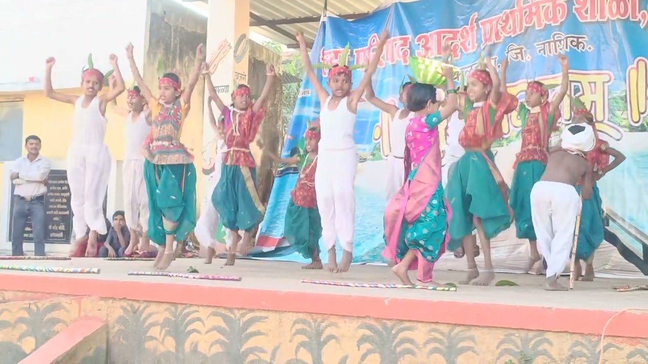 उत्कृष्ट आदिवासी नृत्य- वस्ती डोंगराची सादर केले ,जि.प. प्राथ.शाळा वडपाडा( सू) ता,-कळवण, जि.-नाशिक .