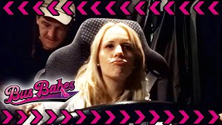 Ein Kampf der Giganten auf der Autobahn: Jule wird zum Trucker Babe! | Bus Babes | Kabel Eins