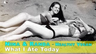 Vignette de la vidéo "What I eat in a day- EATING VEGAN- Nina and Randa"