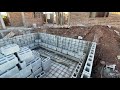 Construcción de alberca con cimbra a base de block y paredes de concreto armado