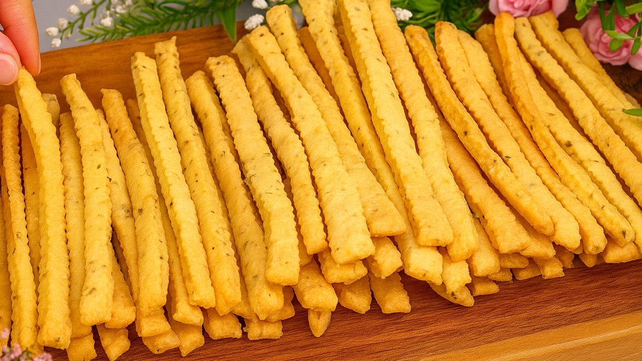 Смешайте муку с водой! Хрустящие чесночные палочки! Без яиц и молока, за 5 минут!