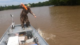 Jug Fishing Catfish on the Calcasieu River ( Jug Lines )