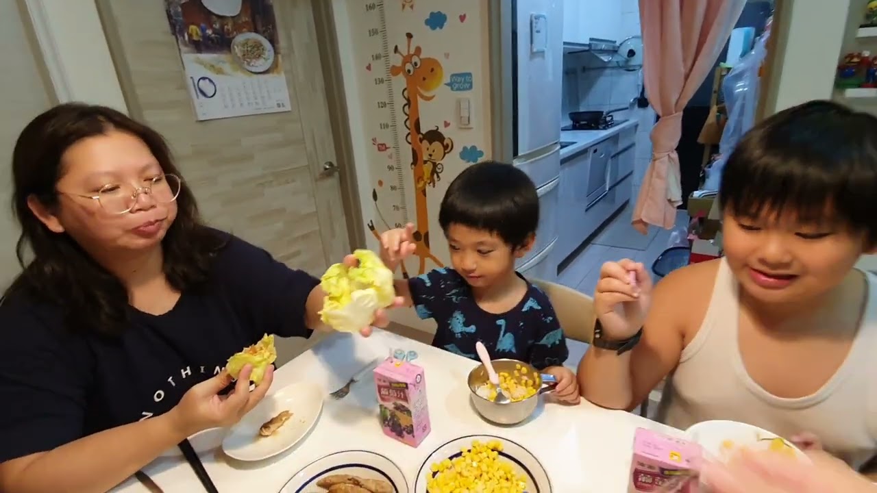 中秋主打吃烤肉，媽媽弄了不一樣的大餐，全家夾生菜配白飯，好香！咚4y9m18d 桐11y6m