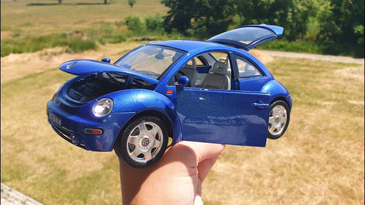 Volkswagen New Beetle Bburago 1/18 Blue - YouTube
