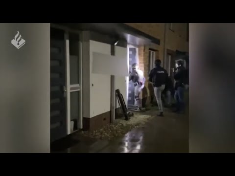 ACHTER DE SCHERMEN: POLITIE-INVAL IN GROOT DRUGSONDERZOEK DOOR ONDERSTEUNINGSGROEP