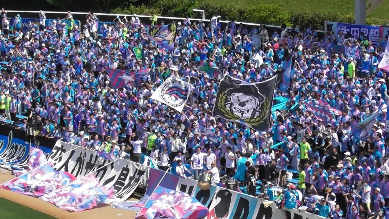 試合前から沸騰する両チームのサポーター 〜 本日初お披露目の新