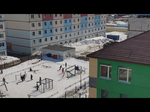 2021.05.06 Вид во двор с пятого этажа дома по улице Отке дом 32. Анадырь. Чукотка. Арктика.