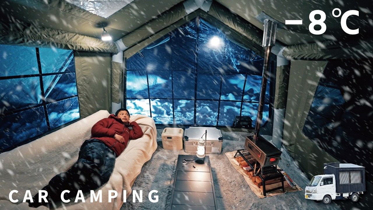 Холодный, сильный снег. Автомобильный кемпинг с использованием надувной палатки.