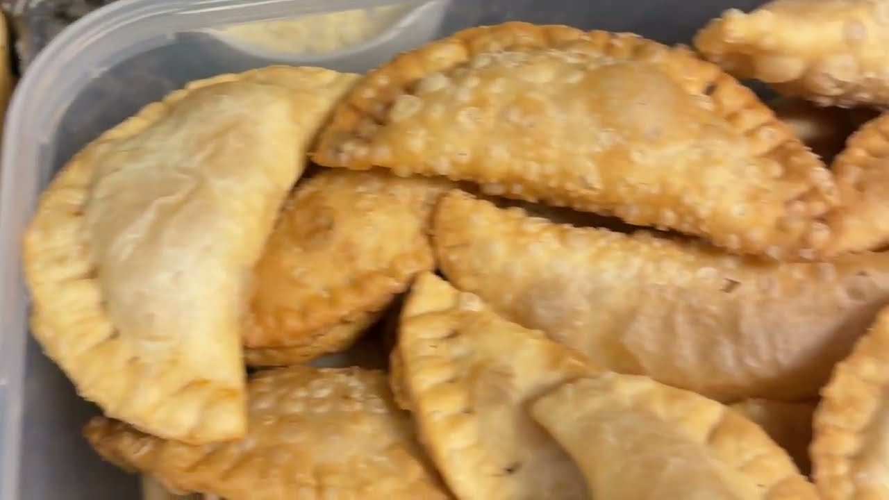 New York me Holi ki taiyari --Banai Gujia  -न्यूयॉर्क में होली की तैयारी--बनाई गुजिया