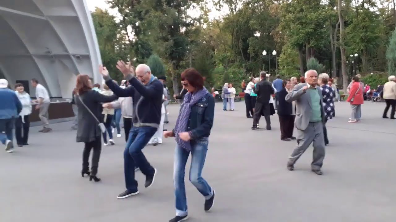 представитель парка горького. харьков парк горького танцы 2023. парк горького харьков танцы пожилых. харьков парк горького танцы. александр урденко танцы в парке горького харьков 2019 год.