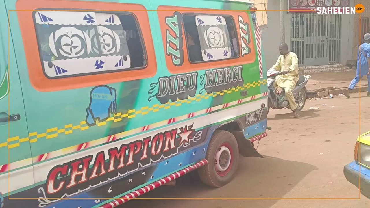 𝗥𝗲𝗴𝗮𝗿𝗱 𝘀𝘂𝗿…quelques messages sur les véhicules de transport en commun appelés 'Sotrama' à Bamako