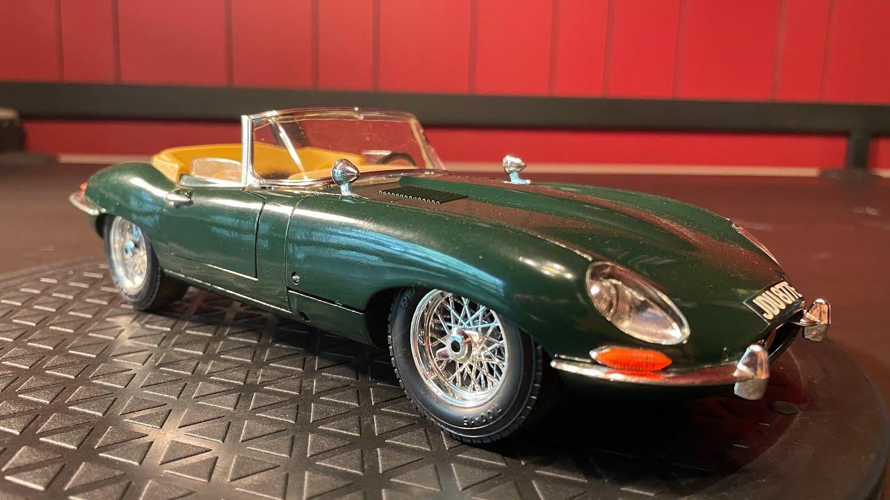 1/18 ジャガーEタイプ カブリオレ1961 ブリティッシュグリーン 1/18 Bburago 1961 Jaguar E Type Convertible (Green) Diecast Car