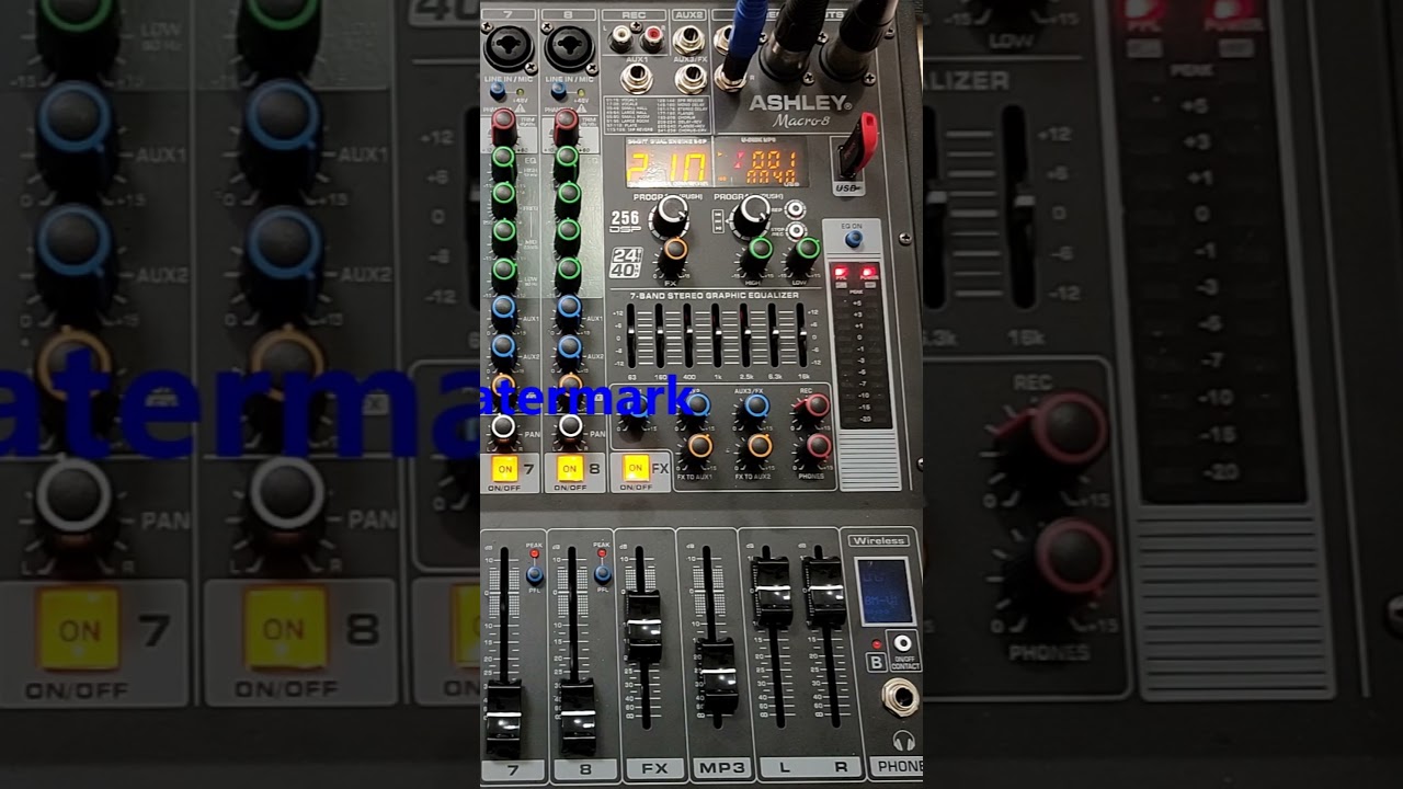 Ashley Macro buat karaoke! 