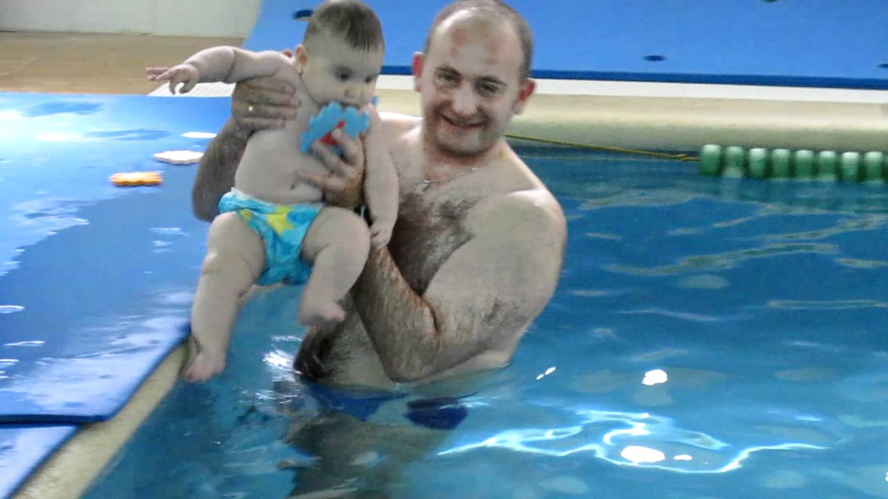 AITANA IBAÑES EN LA PISCINA CON SU PAPA3.MOV