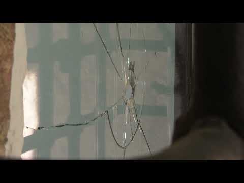 Amanece roto y rajado el cristal que protege al Cristo del Puente