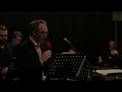 Willem Tjebbe Oostenbrink met gedicht Glas samen met slagwerkgroep Procussion