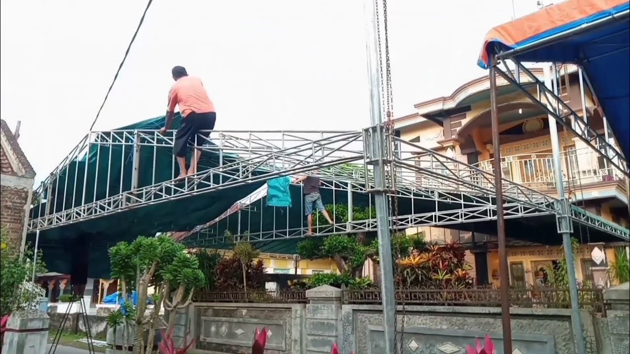 "Sulit Tapi Bisa Diatasi" Stel Tenda Jumbo Diatas Pagar Tembok