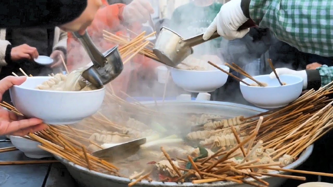 [해장술의 성지] 500원짜리 어묵 2000개 4시간만에 완판! 달성공원 새벽시장 꼬치어묵 | Fish Cake - Korean street food