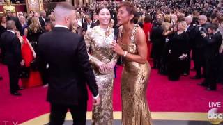 Celebrity Justin Timberlake steps in front of Jessica Biel and Robin Roberts Profile