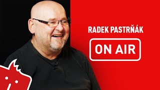 Radek Pastrňák (Buty) ON AIR: „Cizí písničky občas vykrádám záměrně, protože mi to přijde humorné.”