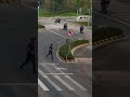 路边出现凹陷，车辆险些遭殃，他及时出手了！苏师傅，给你点赞！#熱門 #中国