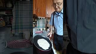 Ciasto 🥞🍳 trzeba rozprowadzić po całej patelni 😁SUB😙🤔🤗