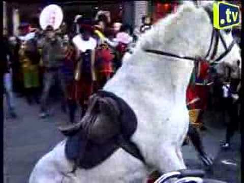 Sinterklaas valt van z'n Paard!!