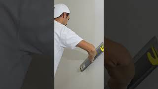 Apprendre à enduire un mur avec une lame à lisser de 50 cm