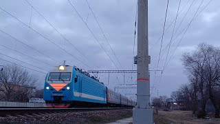 ЭП1М-546 с пассажирским поездом Кисловодск-Ростов-на-Дону следует на перегоне Мин-Воды-Суворовская .