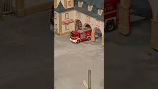 Das Erste Fahrzeug Fährt Aus Der Feuerwache Ärklin