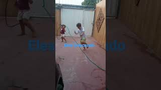 Eles Brincando Com A Mangueira De Água Kkkk