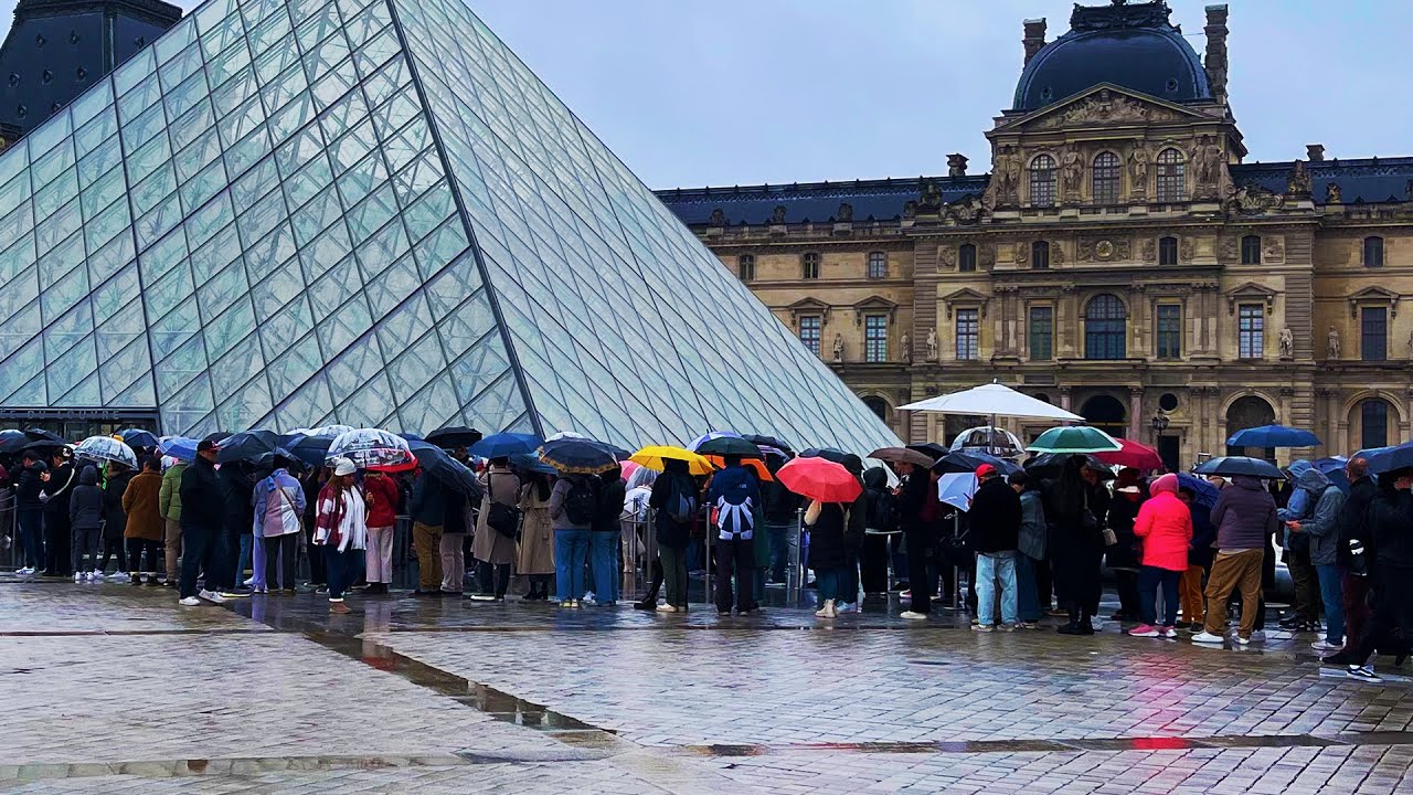 How to Avoid CRAZY MASSIVE Queues at The Louvre Museum - YouTube