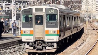 国鉄211系3000番台ﾀｶA59編成が乗務員が手を振りながら高崎駅6番線に到着するシーン（635M）2022.12.4