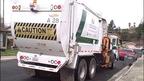 Amador Valley Industries Autocar ACX Labrie Automizer #A 28 on Trash in Dublin, CA (1-8-20)