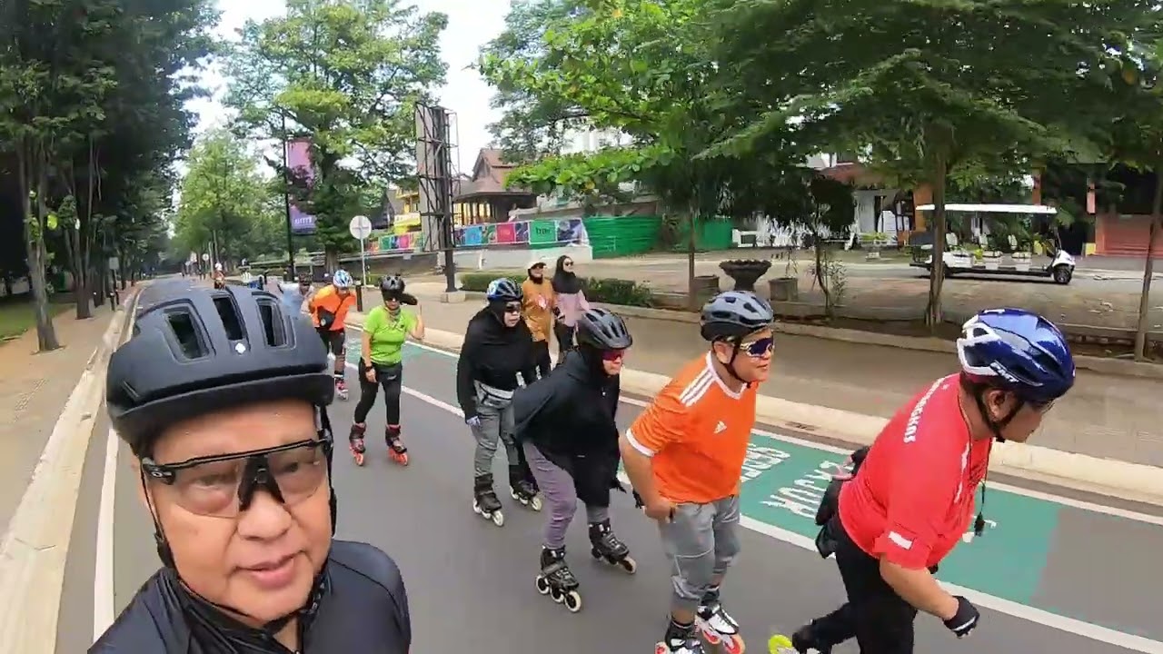 ASIKNYA SEPATU RODAAN DI TAMAN MINI PADA SABTU PAGI