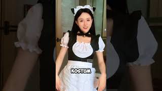 Cewek Ini Rela Pakai Kostum Pembantu Demi Hadiah!
