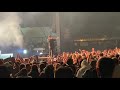 NF stops concert because of a cockroach and dedicates a song to it