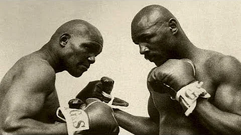 Marvin Hagler vs Bennie Briscoe - Highlights (BATT...