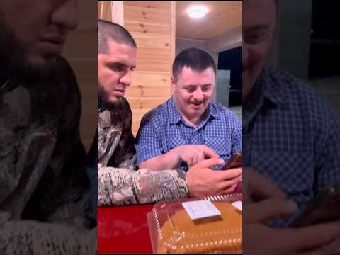 Ислам Махачев помог легендарному Раджабу настроить Face ID #ufc #mma #islammakhachev