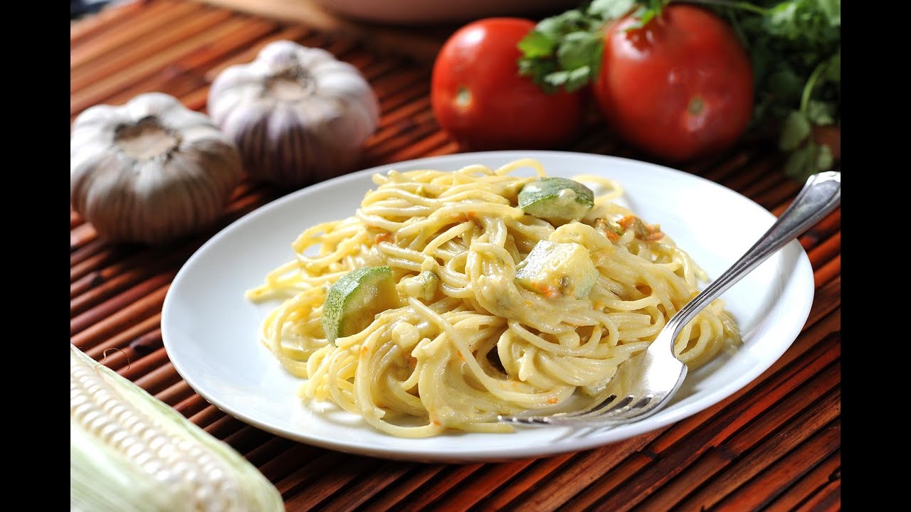 Spaghetti en crema de flor de calabaza con calabacitas y elote