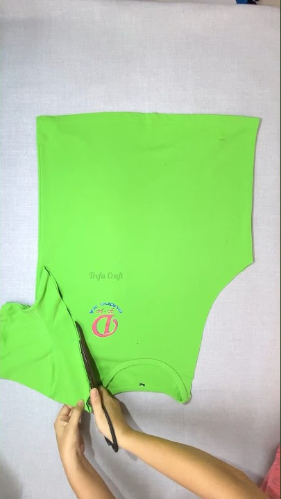 It only takes 1 minute to complete an apron from an old T-shirt #sewingprojects #sewingtips #diy