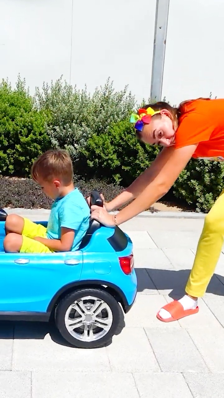 Mom helps Niki with the car