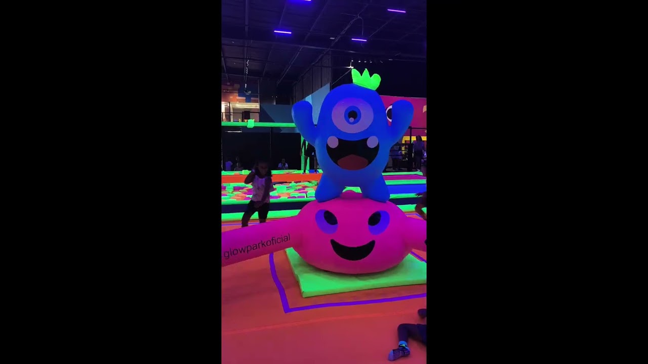 Diversão de hoje Glow park, parque de cama elástica e de infláveis super recomendo 😍