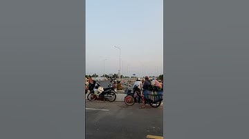 Cầu Vàm Cái Thia bán đồ ăn vặt mỗi buổi chiều #shorts