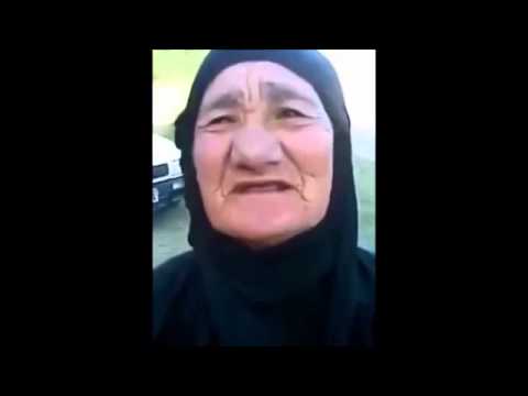 امرأة عراقية مسنه تدرس في محو الأمية