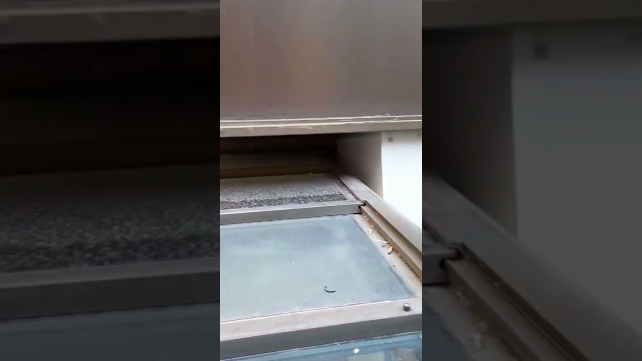Limpieza de un techo de cerramiento en Sanchinarro, antes y después