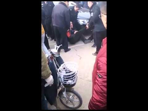 新屋苑货不对办数百业主堵路维权