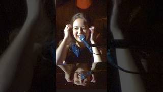 🎭 Laufey jokes with fans about all her sad songs, 2024