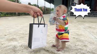 Monkey SinSin Surprised To Receive A Late Christmas Gift From His Dad